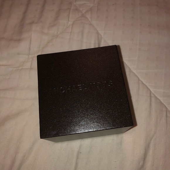 Michael Kors runway rose gold watch - Picture 6 of 7